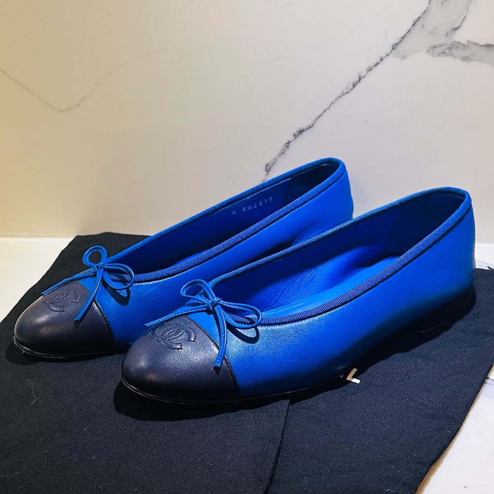 CHANEL BLUE LAMBSKIN WITH NAVY BLUE CAP TOE WITH CLASSIC CC LOGO BALLERINA FLATS
